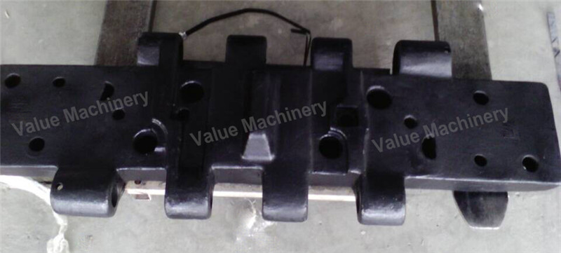 BM900 track shoe.jpg
